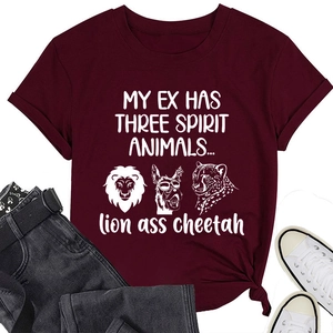 Détail du t-shirt en coton bordeaux avec texte humoristique et ourlet noué stylé