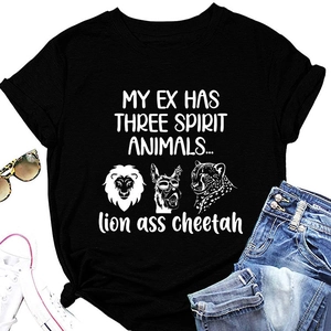 T-shirt noir en coton avec texte amusant, lunettes de soleil, baskets et jean bleu foncé