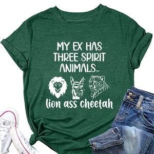 Détail du t-shirt en coton vert foncé avec imprimé graphique drôle lion ass cheetah