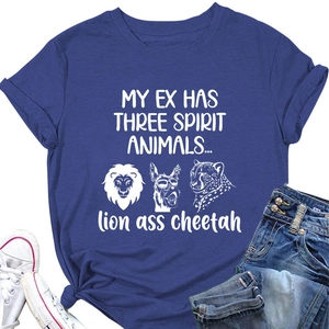 T-shirt en coton bleu marine avec motif animalier et short en jean effiloché