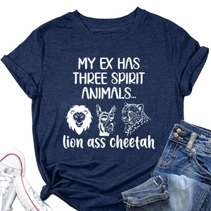 Détail du t-shirt bleu marine avec motif My Ex Has Three Spirit Animals humoristique