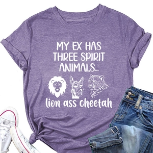 Vue détaillée à plat du t-shirt violet à message avec un jean et des baskets