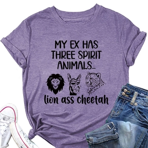 Détail d'un t-shirt en coton violet avec motifs d'animaux rigolos et texte en noir