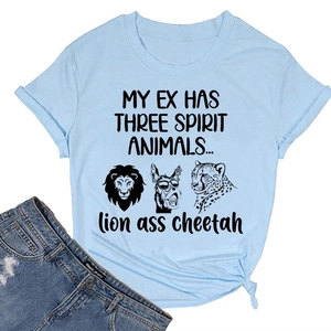 Détail d'un t-shirt en coton bleu clair avec des graphismes d'animaux et texte humoristique