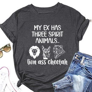 Détail d'un t-shirt gris col rond avec imprimé humour lion, âne et guépard chic