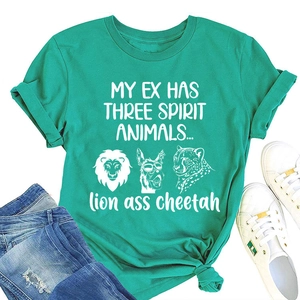 Détail à plat d'un t-shirt à col rond vert avec graphismes d'animaux et typographie blanche
