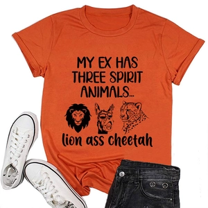 Mise à plat d'un t-shirt orange à col rond avec motif animalier humoristique et tenue décontractée