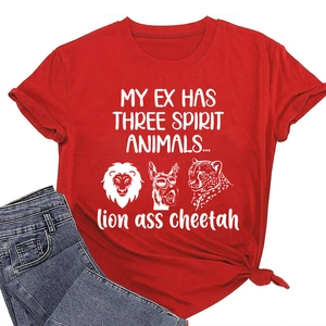 Détail d'un T-shirt en coton rouge avec motif animalier rigolo et jeu de mots imprimé