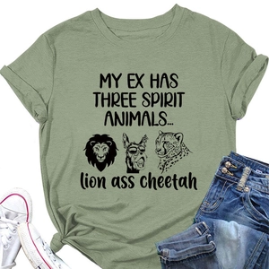 Détail de l'imprimé graphique lion âne guépard sur t-shirt coton vert sauge