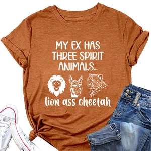 Gros plan d'un t-shirt caramel avec imprimé humoristique d'animaux et texte graphique
