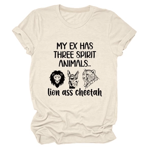Détail de l'illustration drôle d'animaux spirituels et texte imprimé sur t-shirt en coton crème