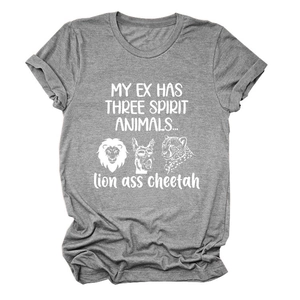 Détail du t-shirt gris à col rond avec slogan lion ass cheetah et graphismes