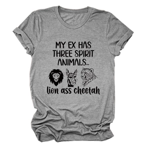 Détail du t-shirt gris avec graphique lion ass cheetah et bords de manches roulés