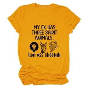 Détail du t-shirt en coton jaune avec illustrations d'animaux et texte humoristique noir