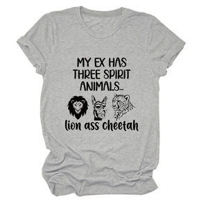 Détail macro du t-shirt gris chiné en coton avec motif animalier et texte humoristique