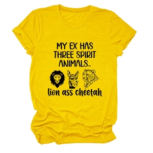 Détail du t-shirt jaune à col rond avec motifs d'animaux et texte lion ass cheetah