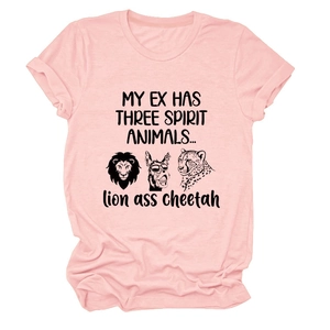 Détail d'un t-shirt rose à col rond avec graphique d'animaux et texte humoristique
