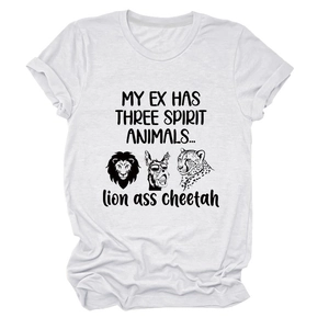 Détail du tissu en coton et de l'imprimé graphique d'animaux sur le t-shirt blanc