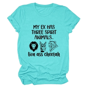 Détail d'un t-shirt turquoise en coton avec texte amusant et illustrations d'animaux