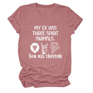 Détail du tissu en coton mélangé doux et sérigraphie de qualité sur un t-shirt rose