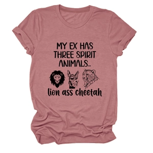 Détail du t-shirt lilas doux avec graphismes d'animaux humoristiques et texte imprimé