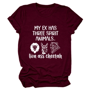 Gros plan sur le texte humoristique et le motif animal du t-shirt coton bordeaux