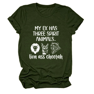Détail du t-shirt vert olive avec graphique humoristique et texte créatif imprimé