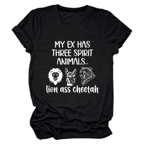 Détail de l'imprimé graphique créatif avec texte humoristique sur un t-shirt en coton noir