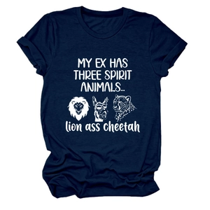 Détail d'un t-shirt en coton bleu marine avec motifs d'animaux et texte artistique