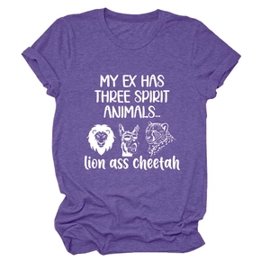 Détail de l'imprimé blanc humoristique et des graphismes animaux sur t-shirt mauve chiné