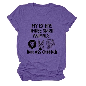 Détail d'un t-shirt violet avec imprimé humoristique 'MY EX HAS THREE SPIRIT ANIMALS'
