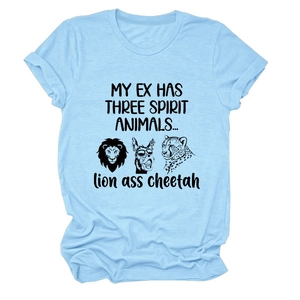Détail d'un t-shirt en coton bleu clair avec imprimé graphique animalier noir amusant