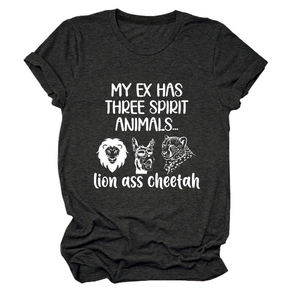 Détail de la texture du t-shirt gris avec texte humoristique et imprimé animalier