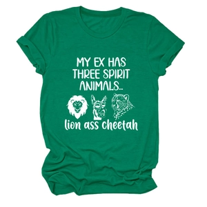 Détail du t-shirt vert foncé avec imprimé animal humoristique et col rond classique