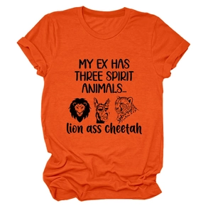Détail d'un t-shirt en coton orange avec imprimé humoristique d'animaux spirituels