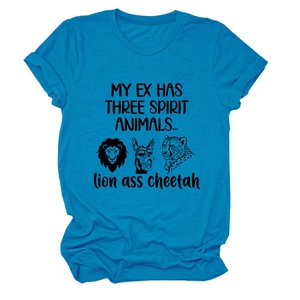 Détail de l'imprimé graphique créatif sur t-shirt bleu en coton avec un jeu de mots
