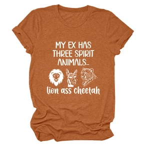 Détail du t-shirt rouge rouille à col rond avec motif animal blanc et texture chinée