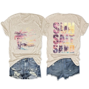 Vue détaillée avant et arrière du t-shirt sun salt sand avec un short en jean