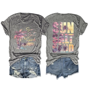 Vue à plat du t-shirt sun salt sand avec imprimé plage et short en jean déchiré