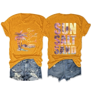 Détail de l'ensemble d'été avec t-shirt graphique Sun Salt Sand et short en jean usé