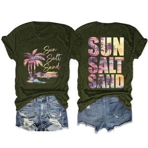 Détail du t-shirt vert armée Sun Salt Sand avec imprimé et short en jean vieilli pour femme