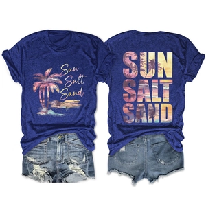 Détails à plat du t-shirt Sun Salt Sand avec imprimé tropical et short en jean vieilli