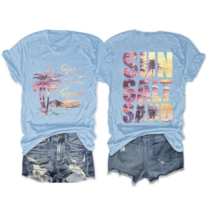 Détails avant et arrière du t-shirt avec motif palmier et texte sun salt sand bleu