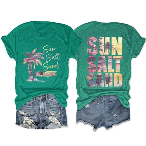Détail du t-shirt vert avec imprimé Sun Salt Sand et short en jean vieilli