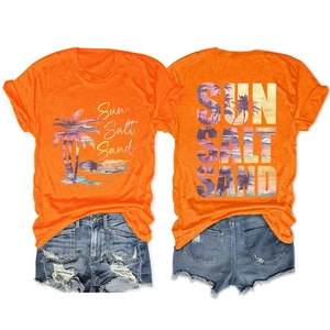 Détail de l'imprimé Sun Salt Sand sur T-shirt orange et short en jean vieilli