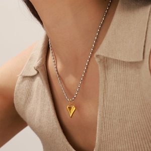 Élégant collier avec pendentif cœur plaqué or 18 carats et chaîne à billes bicolore