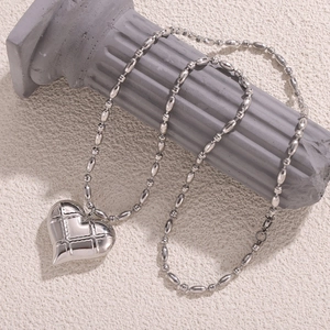 Vintage silver hollow heart pendant necklace with quilted texture on beaded chain