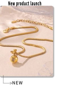 Λεπτομέρεια από αλυσίδα φίδι 18k χρυσού με μενταγιόν ζιργκόν σε κοντινό