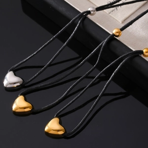 Lange schwarze Kordelkette mit spiegelpolierten Herzanhängern in Silber und Gold