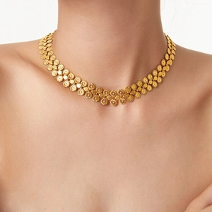 Collier chic en or avec motifs de marguerites pour un style de mode luxueux